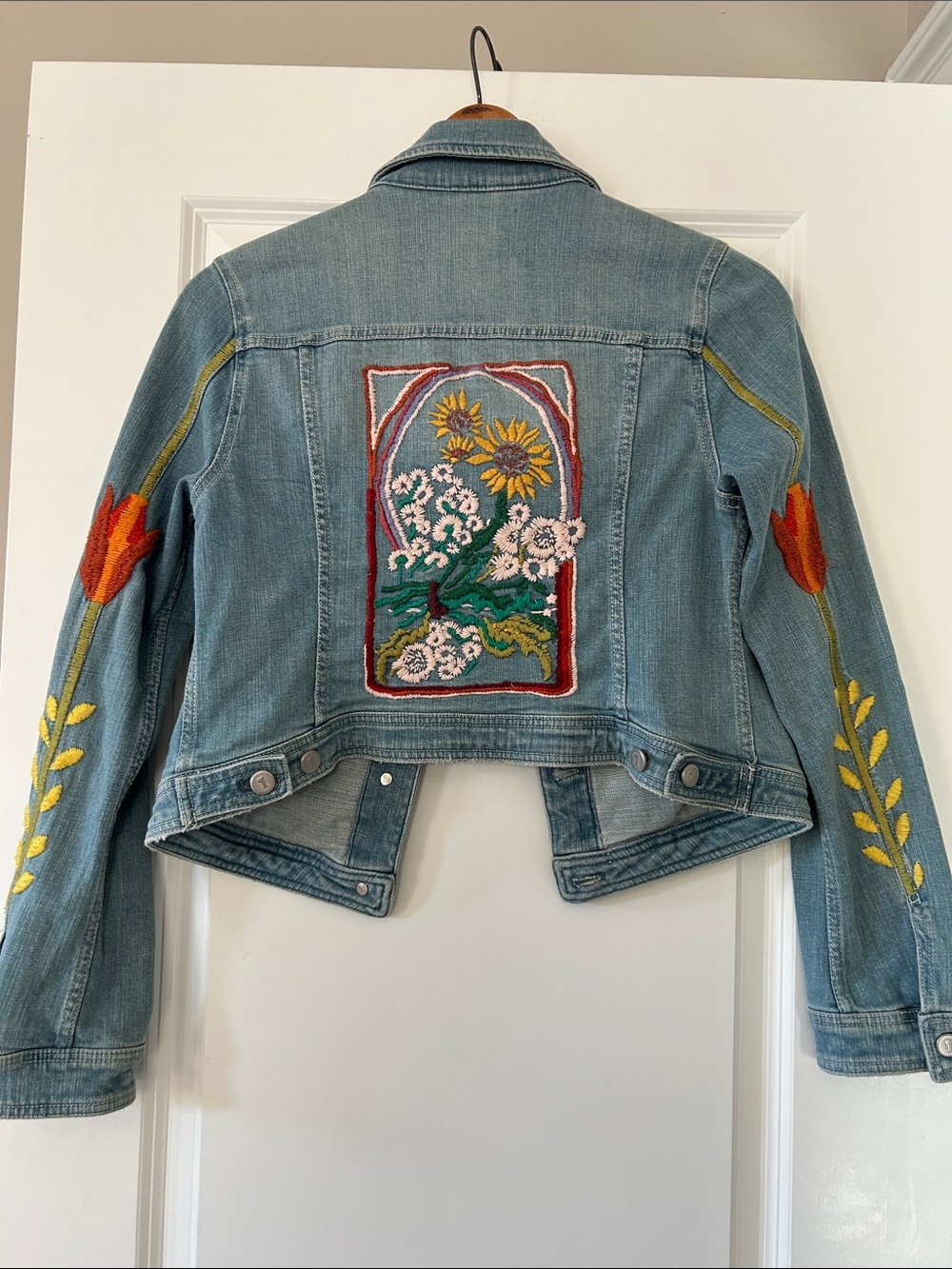 Anthro Pilcro Embroidered Jean Jacket Sz M w MEASUREMENTS Flower Embroidery